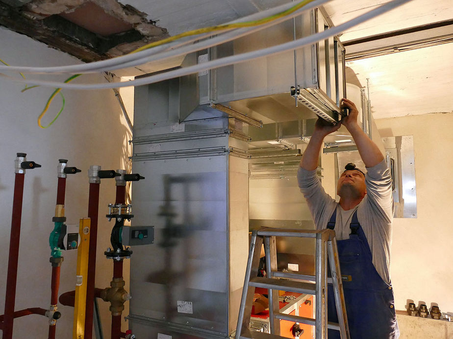 Arbeiten an der neuen Heizungs- und Lüftungsanlage, sowie der Elektronik in St. Crescentius (Foto: Karl-Franz Thiede)